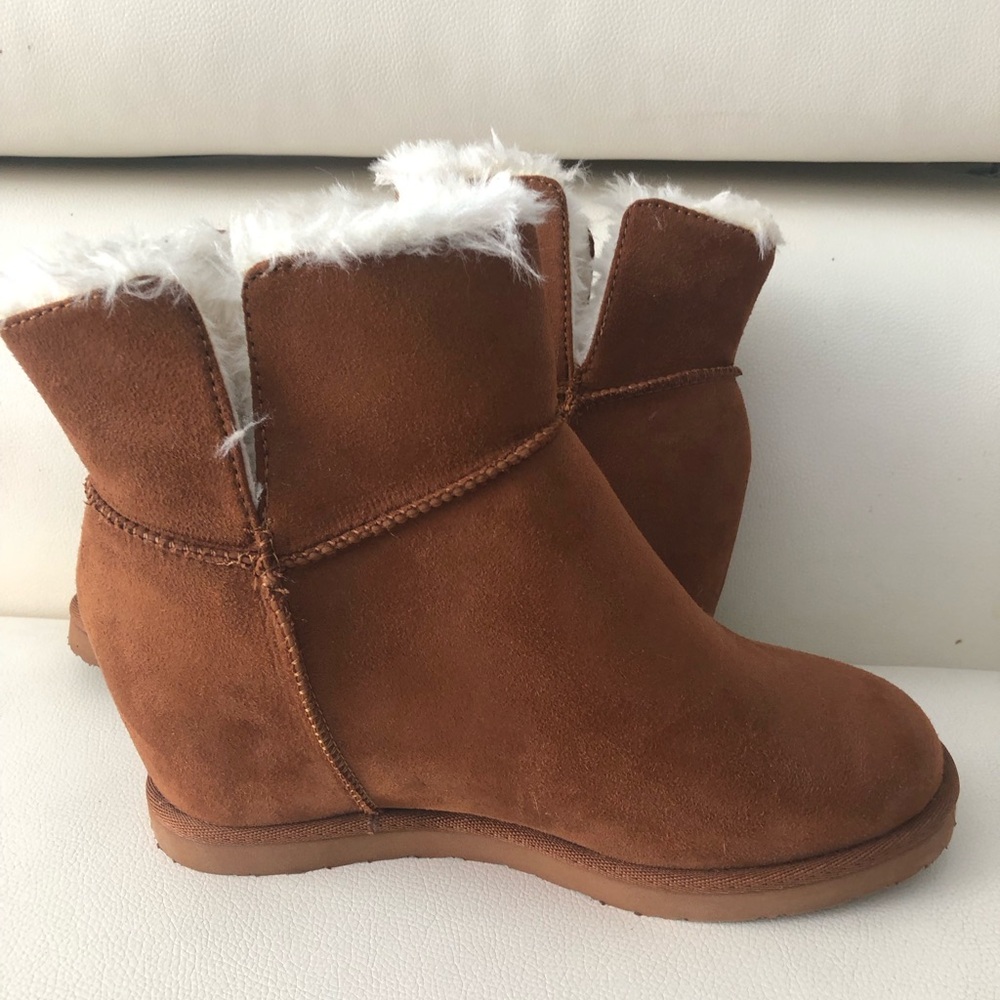 Warm Cozy Tan Suede Winter Boots-Brand New
Brand is BC- California - Picture 2 of 7